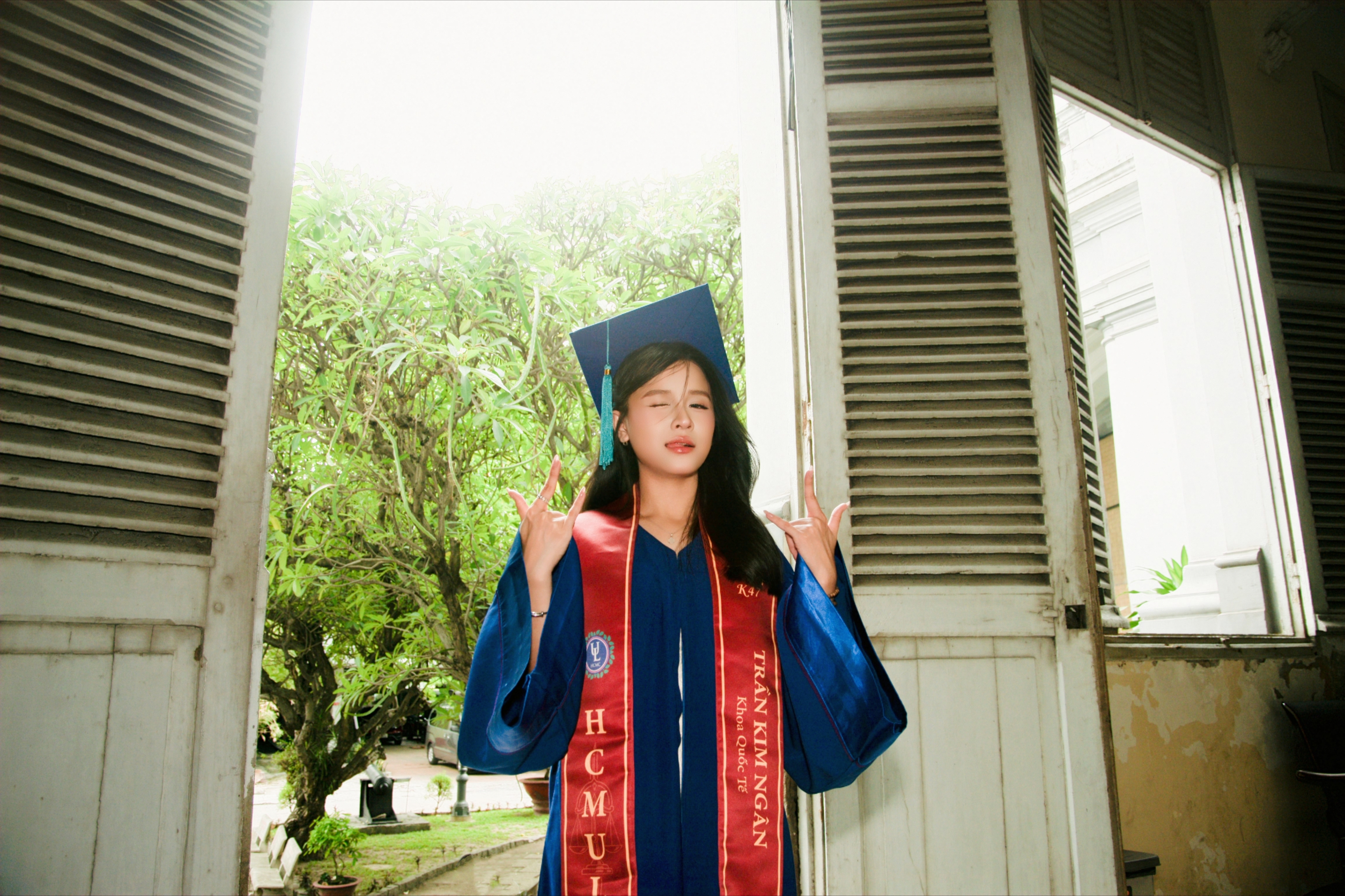 Kim Ngân tốt nghiệp 1