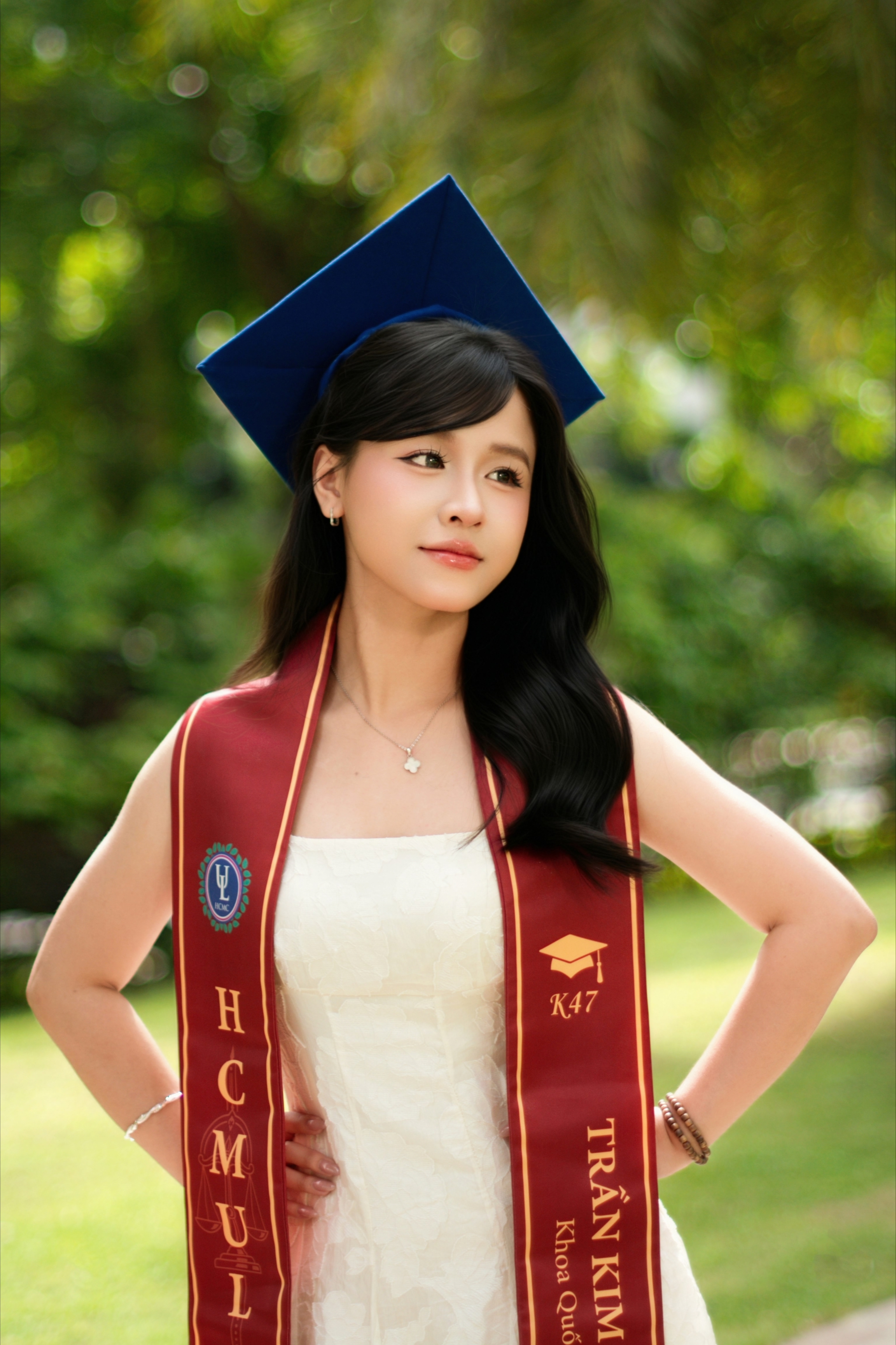 Kim Ngân tốt nghiệp 4